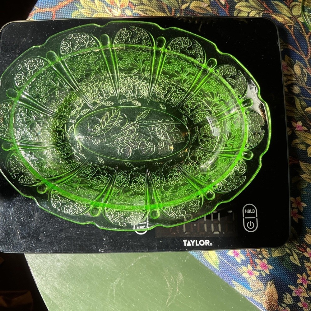 VTG. Green 11"x8" JEANNETTE CHERRY BLOSSOM Oval Bowl 1930s Uranium Glass